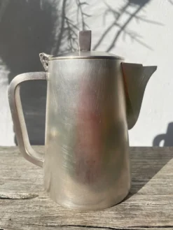 Théière en métal argenté art déco