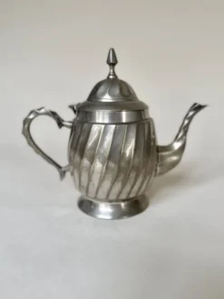 Théière en métal argenté à panse cannelée Art Déco