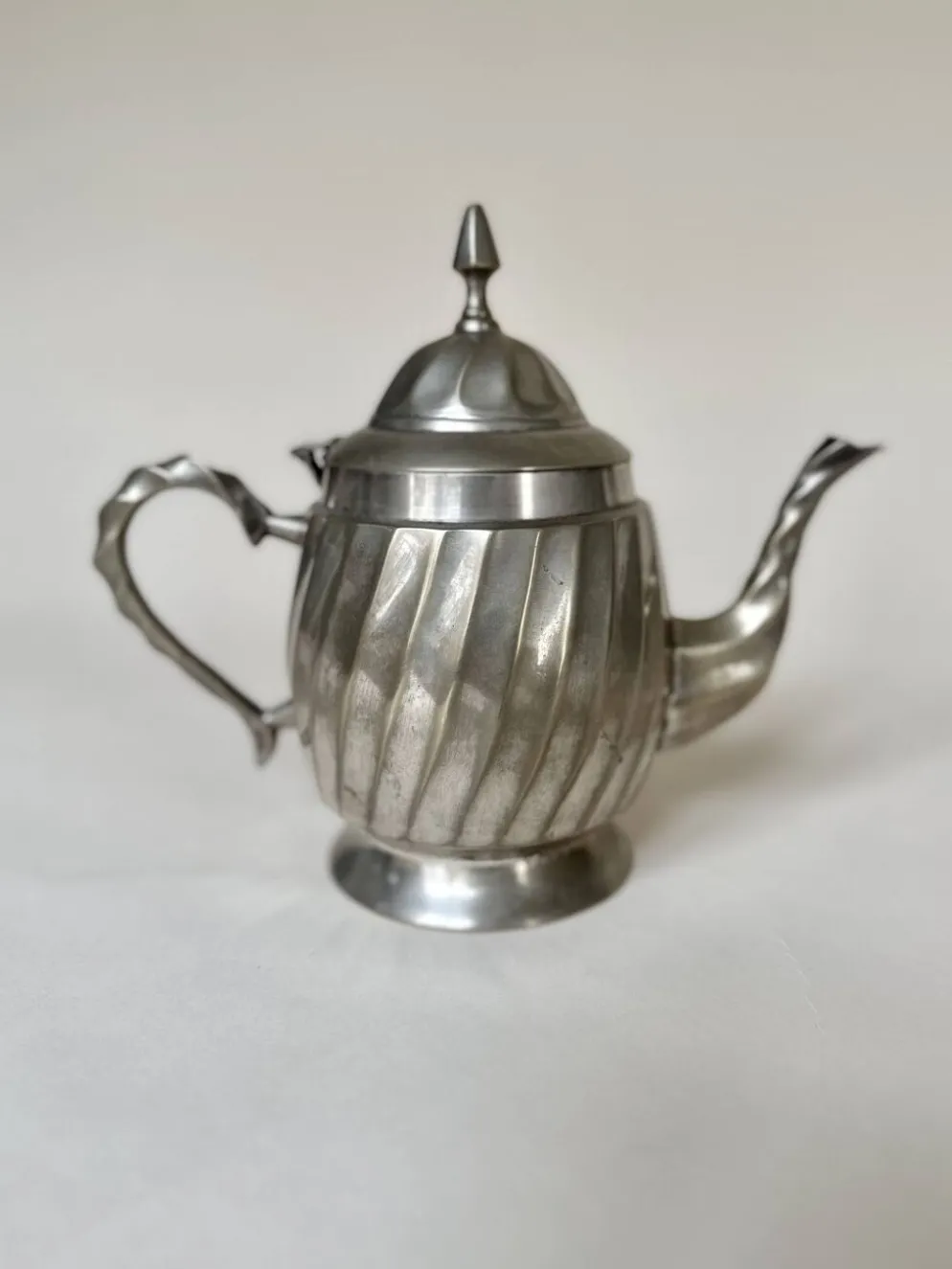 Théière en métal argenté à panse cannelée Art Déco
