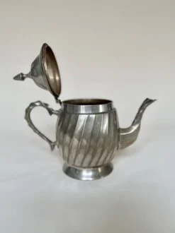 Théière en métal argenté à panse cannelée Art Déco