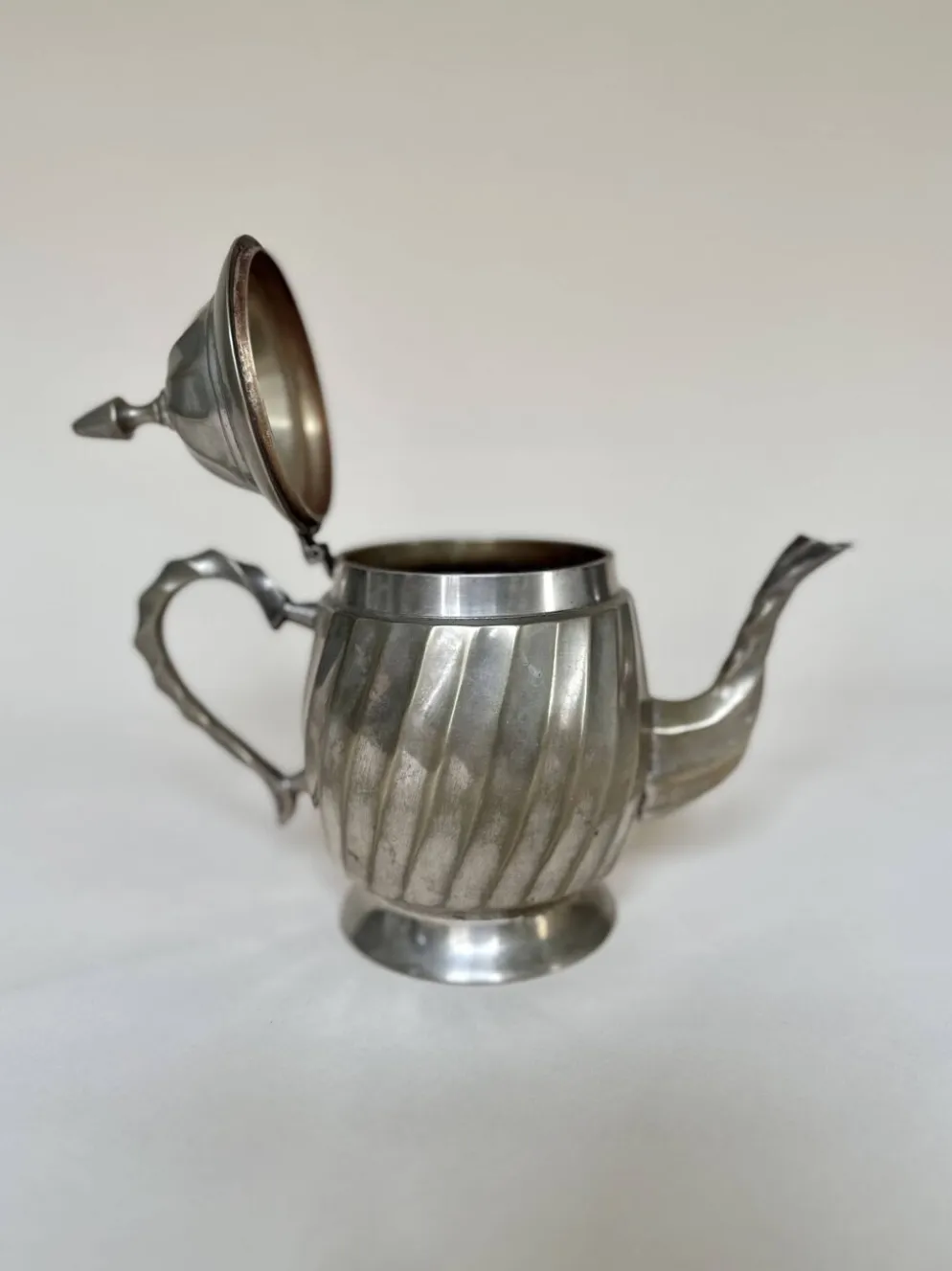 Théière en métal argenté à panse cannelée Art Déco