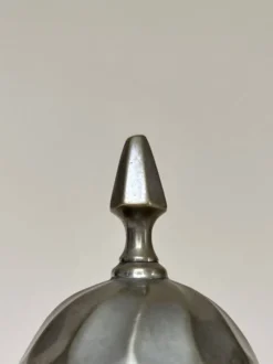 Théière en métal argenté à panse cannelée Art Déco
