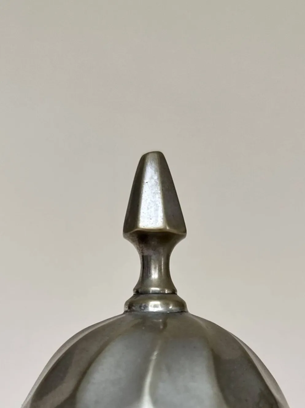 Théière en métal argenté à panse cannelée Art Déco