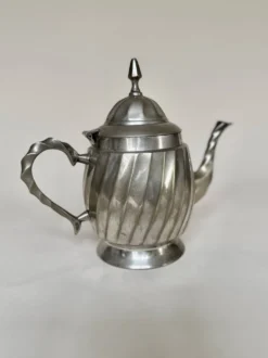 Théière en métal argenté à panse cannelée Art Déco