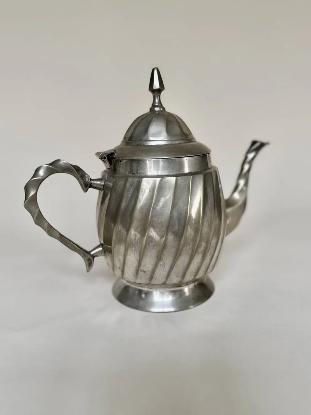Théière en métal argenté à panse cannelée Art Déco