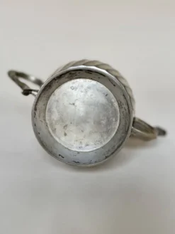 Théière en métal argenté à panse cannelée Art Déco