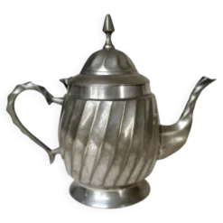 Théière en métal argenté à panse cannelée Art Déco