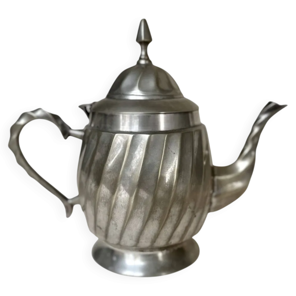 Théière en métal argenté à panse cannelée Art Déco