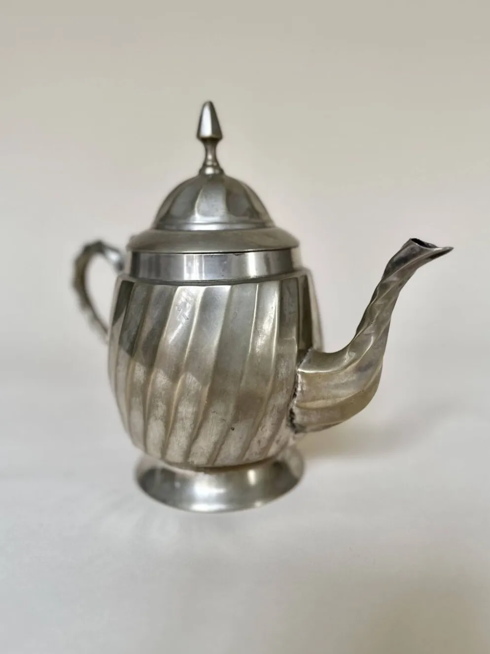 Théière en métal argenté à panse cannelée Art Déco