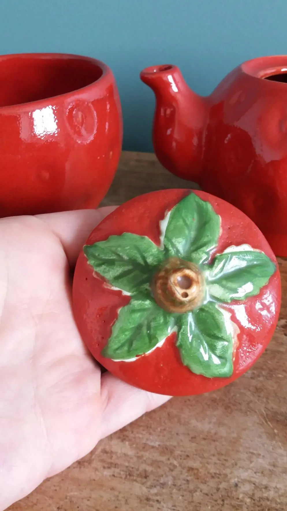 Théière et tasse en forme de fraise
