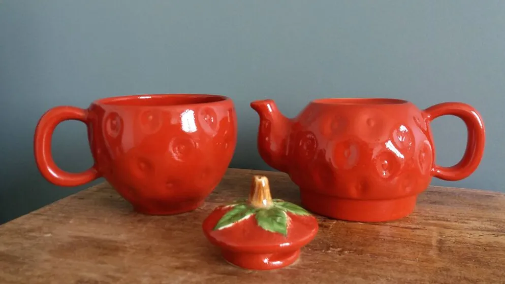 Théière et tasse en forme de fraise