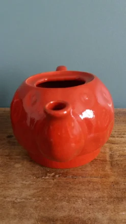 Théière et tasse en forme de fraise