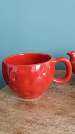 Théière et tasse en forme de fraise