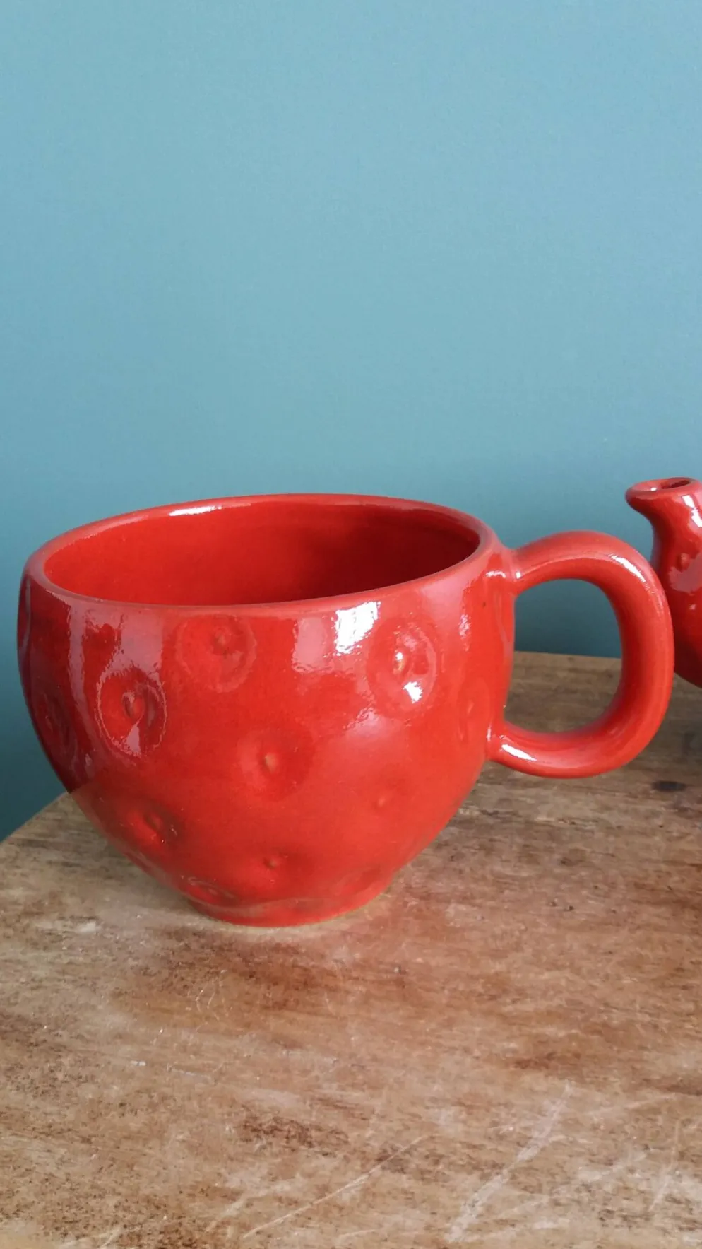 Théière et tasse en forme de fraise