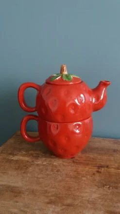 Théière et tasse en forme de fraise