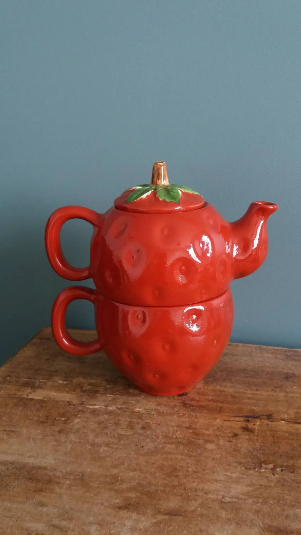 Théière et tasse en forme de fraise
