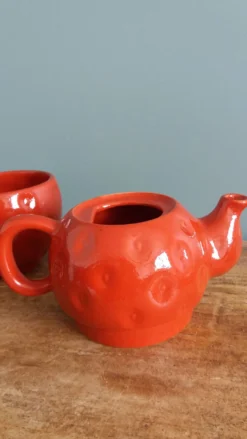 Théière et tasse en forme de fraise