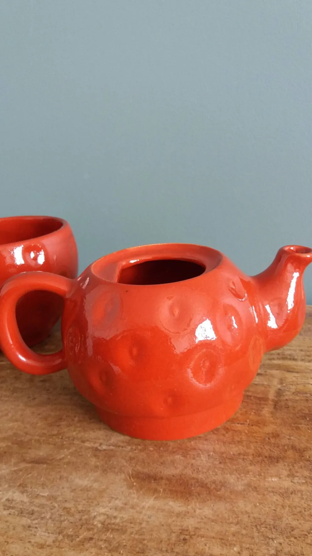 Théière et tasse en forme de fraise