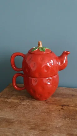 Théière et tasse en forme de fraise