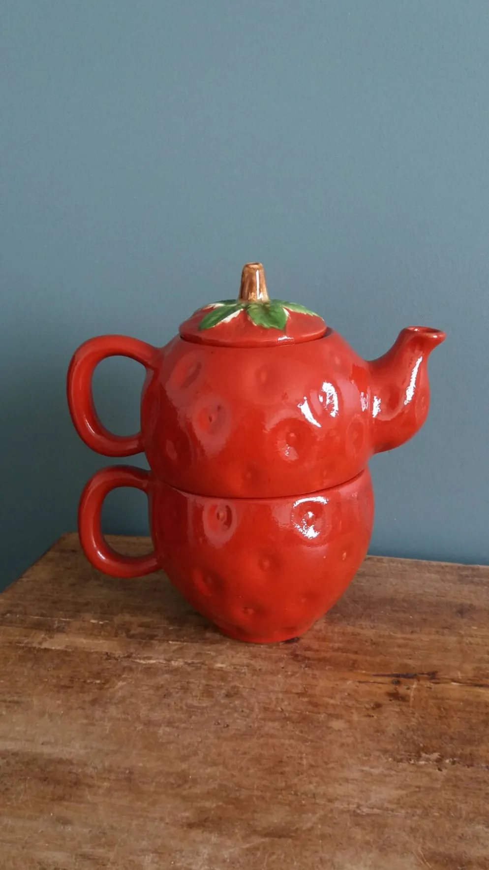 Théière et tasse en forme de fraise