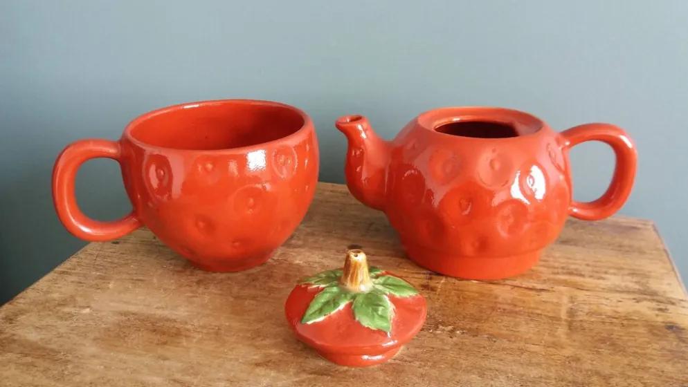 Théière et tasse en forme de fraise