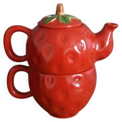 Théière et tasse en forme de fraise