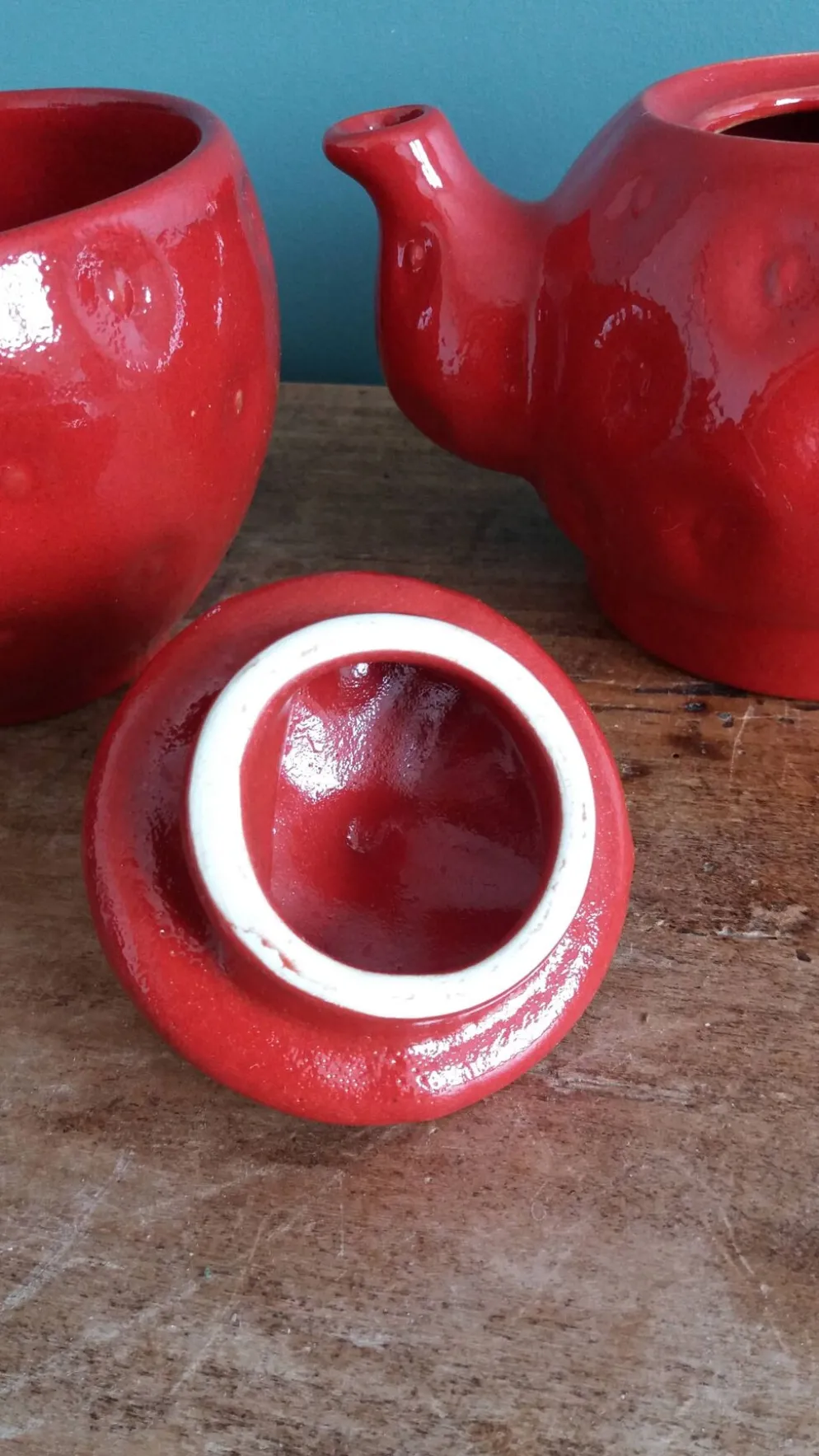 Théière et tasse en forme de fraise