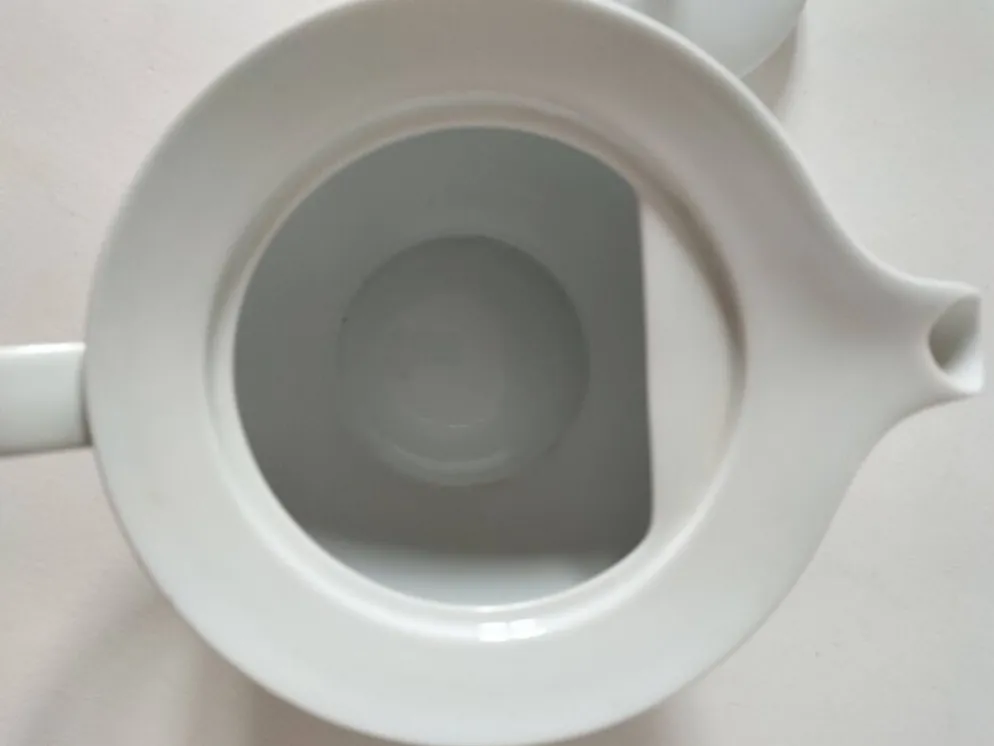Théière graphique en porcelaine blanche design minimaliste