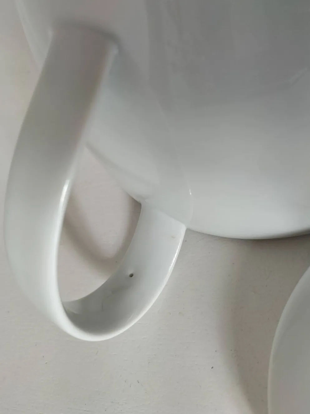 Théière graphique en porcelaine blanche design minimaliste