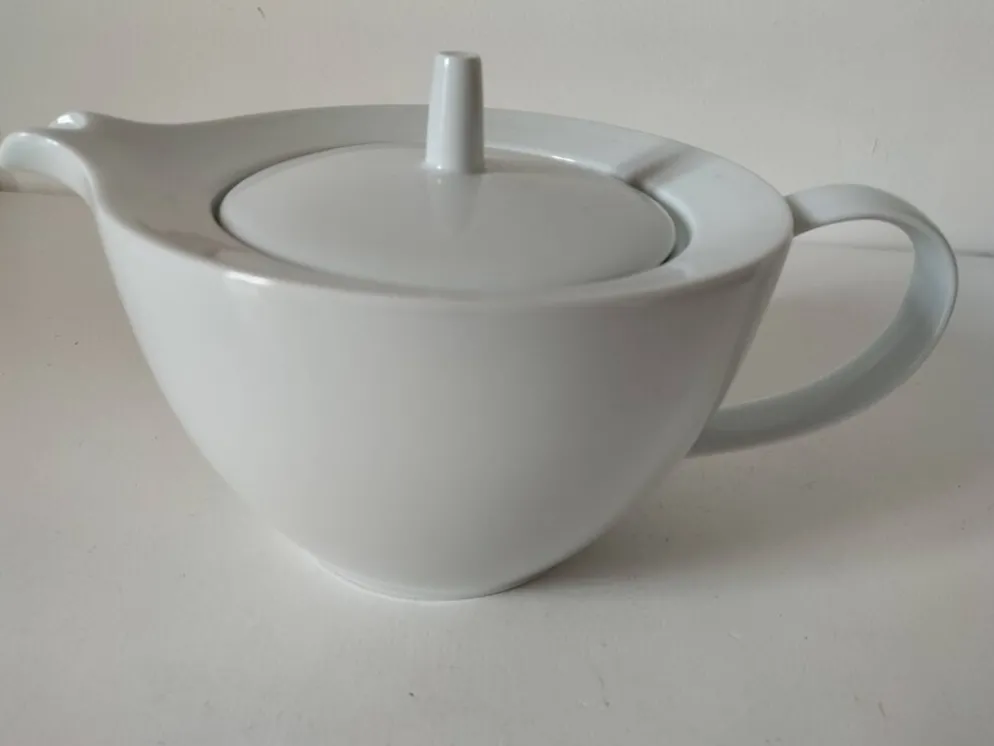 Théière graphique en porcelaine blanche design minimaliste