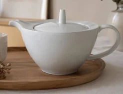 Théière graphique en porcelaine blanche design minimaliste