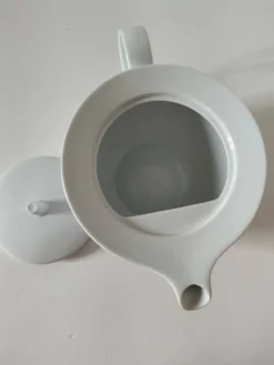Théière graphique en porcelaine blanche design minimaliste
