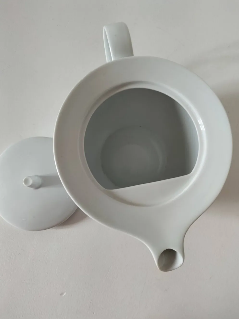 Théière graphique en porcelaine blanche design minimaliste