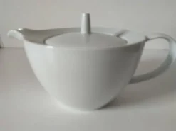 Théière graphique en porcelaine blanche design minimaliste
