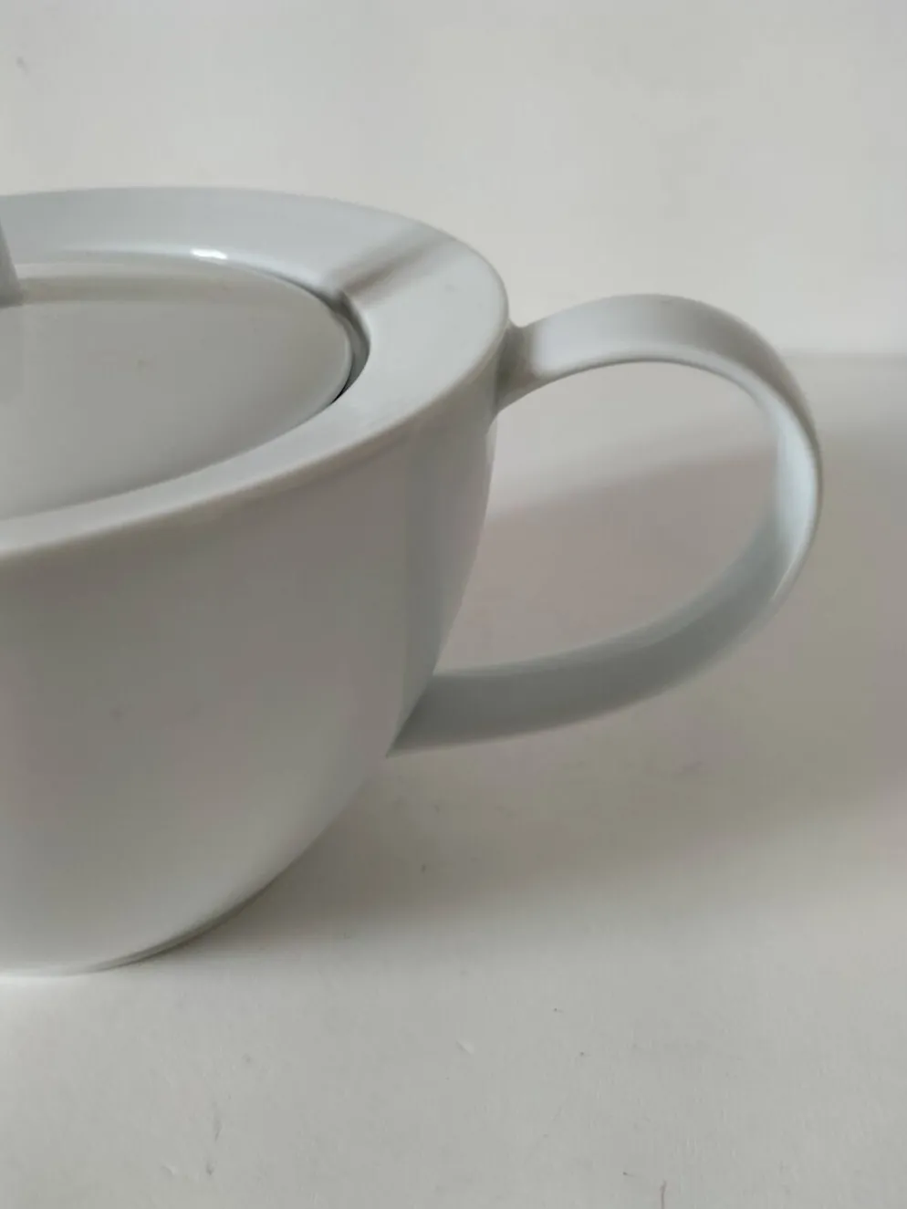 Théière graphique en porcelaine blanche design minimaliste