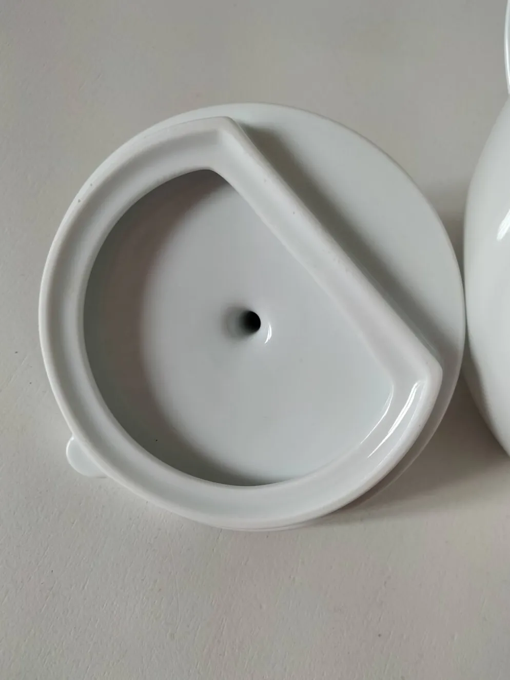 Théière graphique en porcelaine blanche design minimaliste