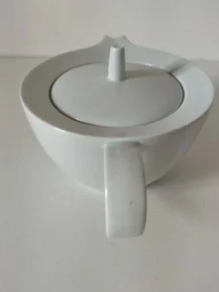 Théière graphique en porcelaine blanche design minimaliste