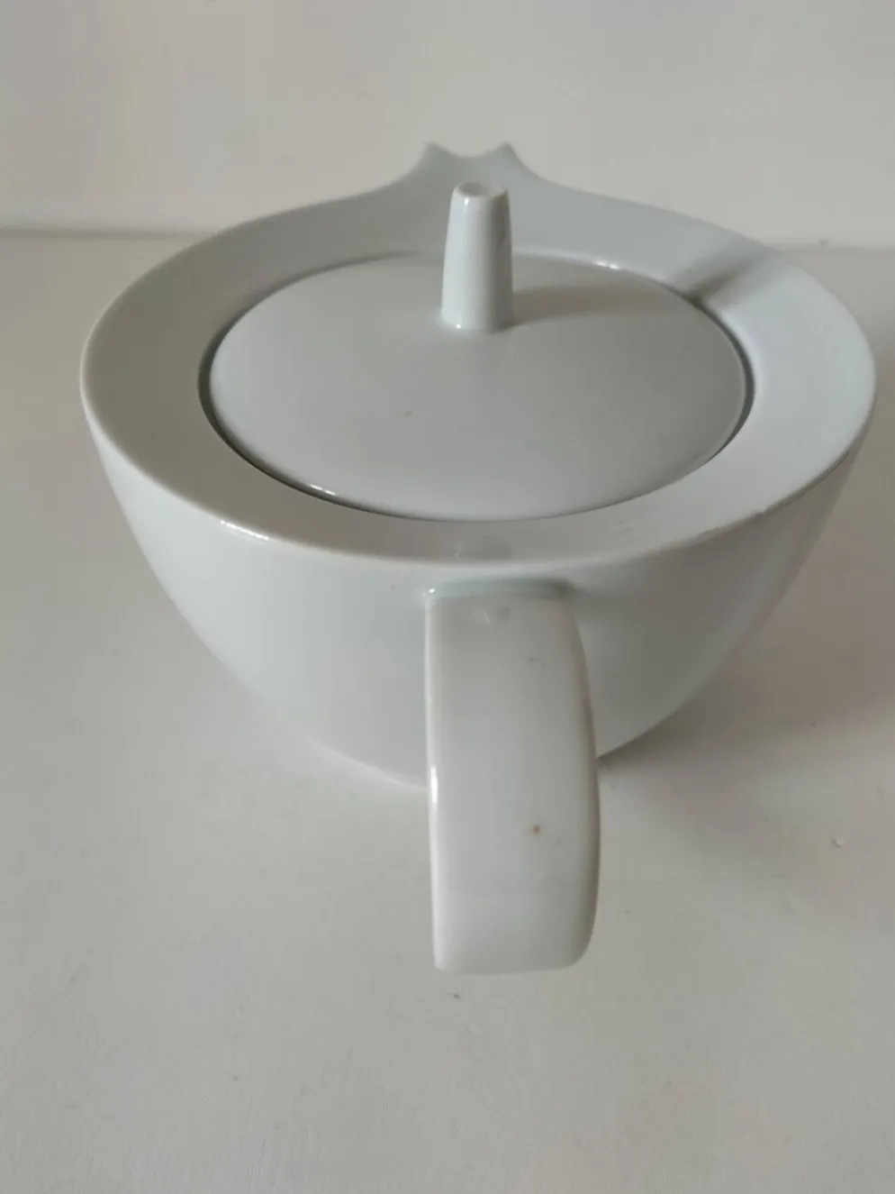 Théière graphique en porcelaine blanche design minimaliste