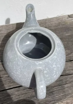 Théière 1980 grise et blanche moucheté