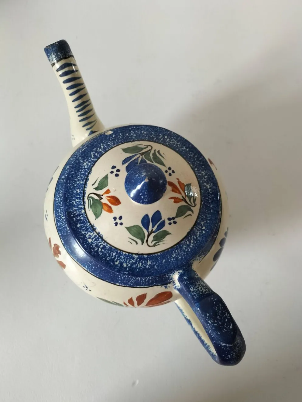Théière Henriot Quimper – décor floral en relief