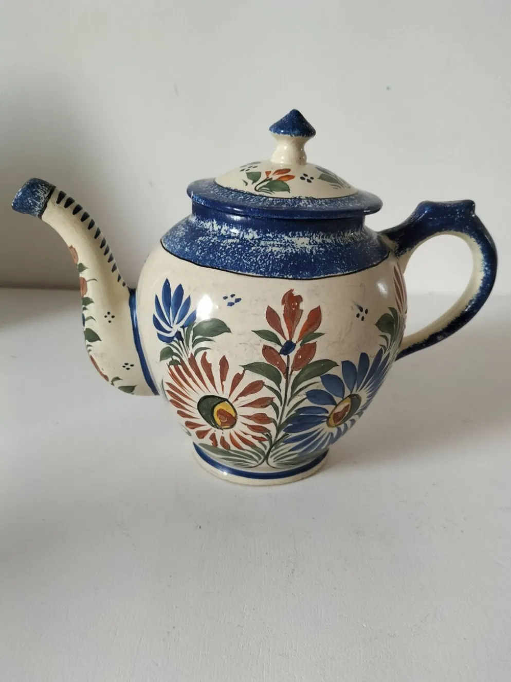 Théière Henriot Quimper – décor floral en relief