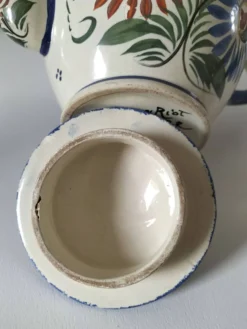 Théière Henriot Quimper – décor floral en relief