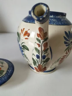 Théière Henriot Quimper – décor floral en relief