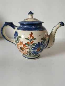 Théière Henriot Quimper – décor floral en relief