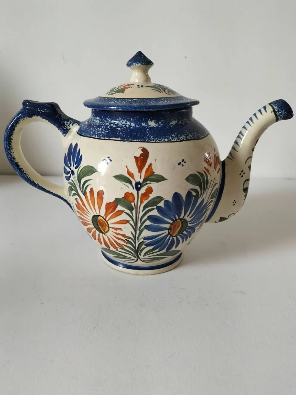 Théière Henriot Quimper – décor floral en relief