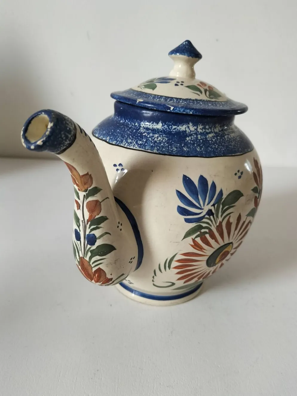 Théière Henriot Quimper – décor floral en relief