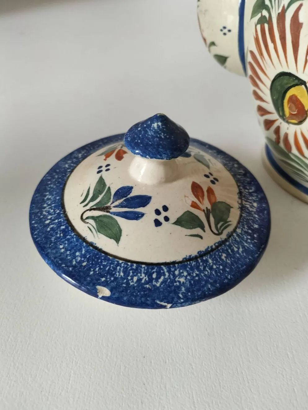 Théière Henriot Quimper – décor floral en relief