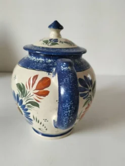 Théière Henriot Quimper – décor floral en relief