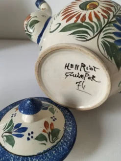 Théière Henriot Quimper – décor floral en relief