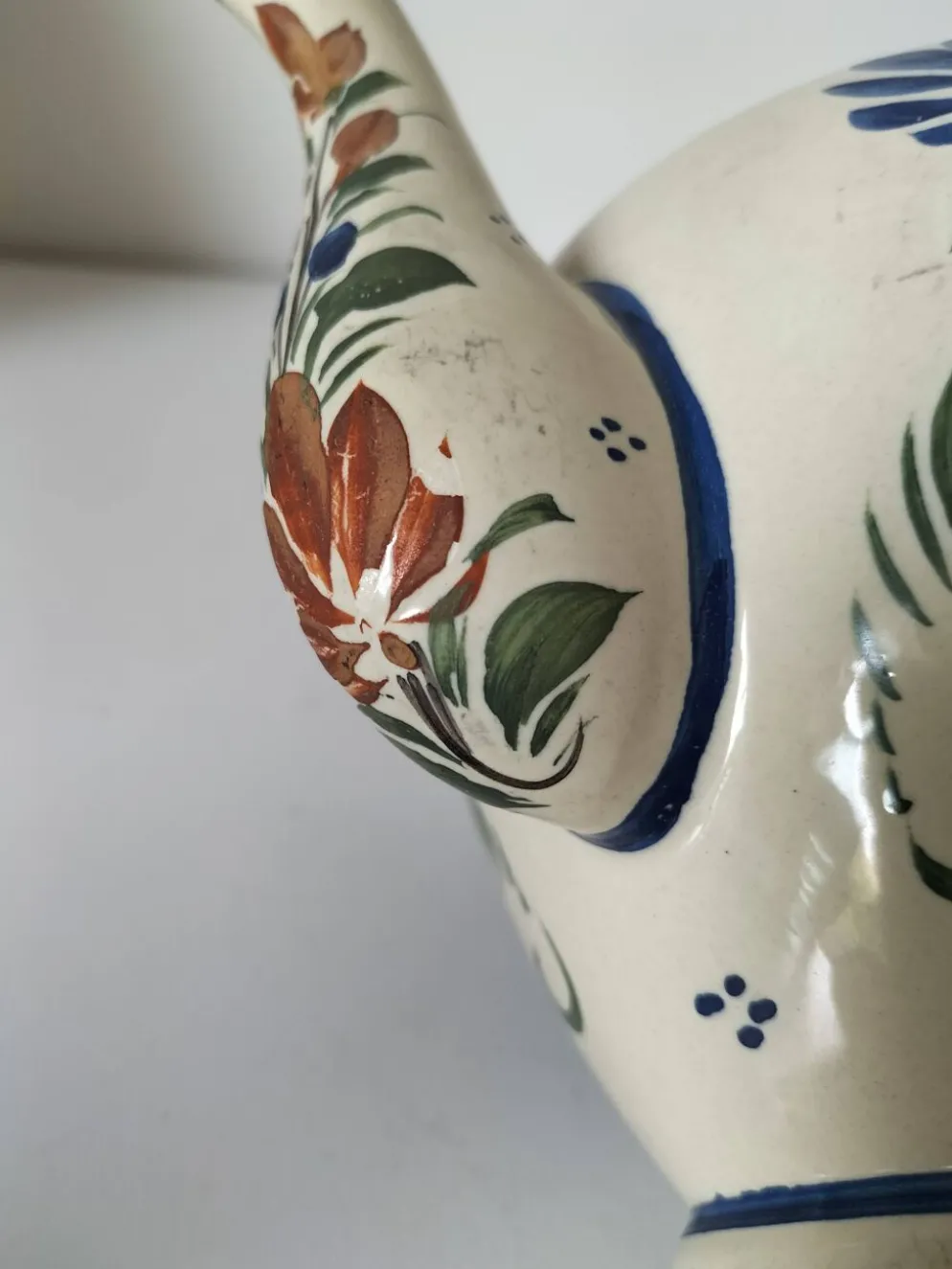 Théière Henriot Quimper – décor floral en relief
